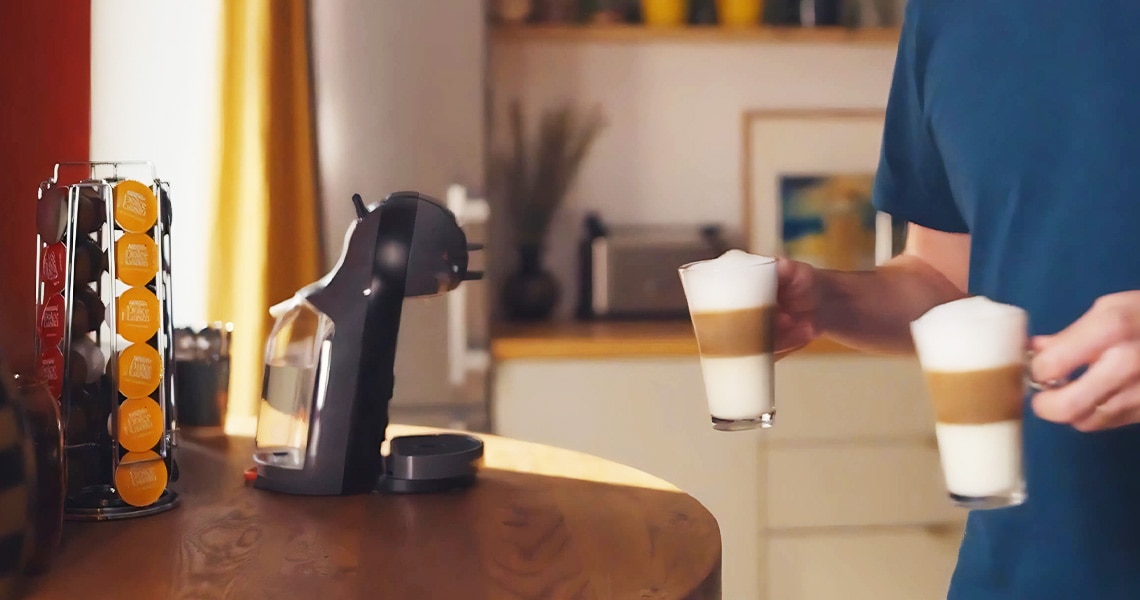 Persona tomando una taza de café Dolce Gusto