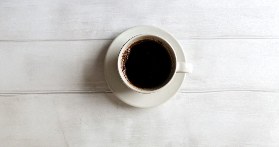 Vista superior de una taza de café solo