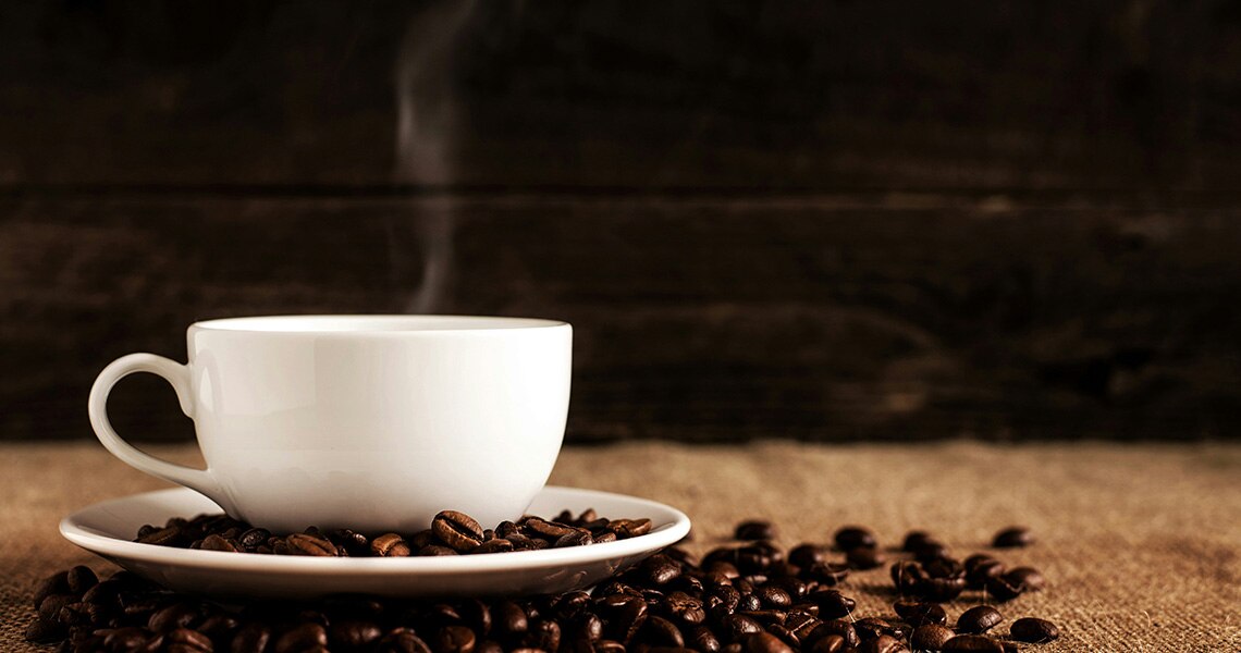 Una taza de café caliente 
