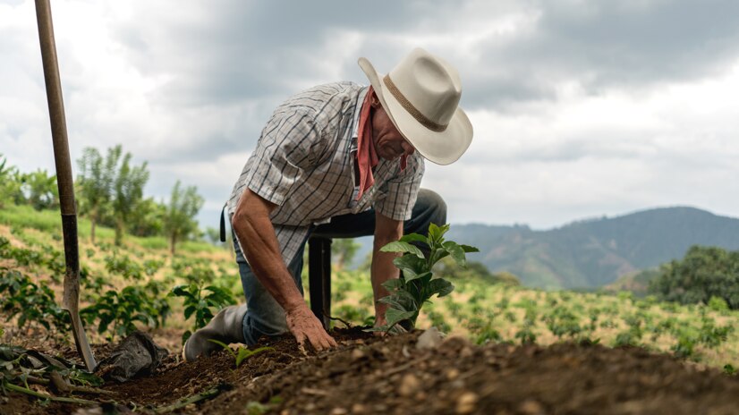 sustenability farmer1 img